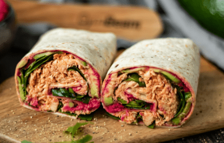 Przepis fitness: Wrap z szarpanym kurczakiem