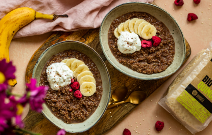 Przepis fitness: Proteinowa komosa ryżowa o bogatym smaku czekolady i banana