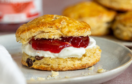 Przepis fitness: Bułeczki scones z twarogiem i nadzieniem truskawkowym